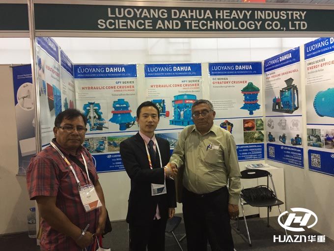 秘魯展會-客戶到洛陽大華展位洽談業(yè)務(wù)