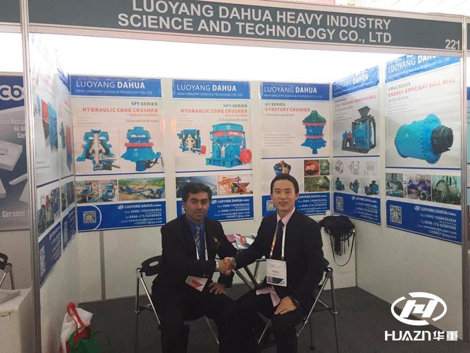 秘魯展會-客戶到洛陽大華展位洽談業(yè)務(wù)