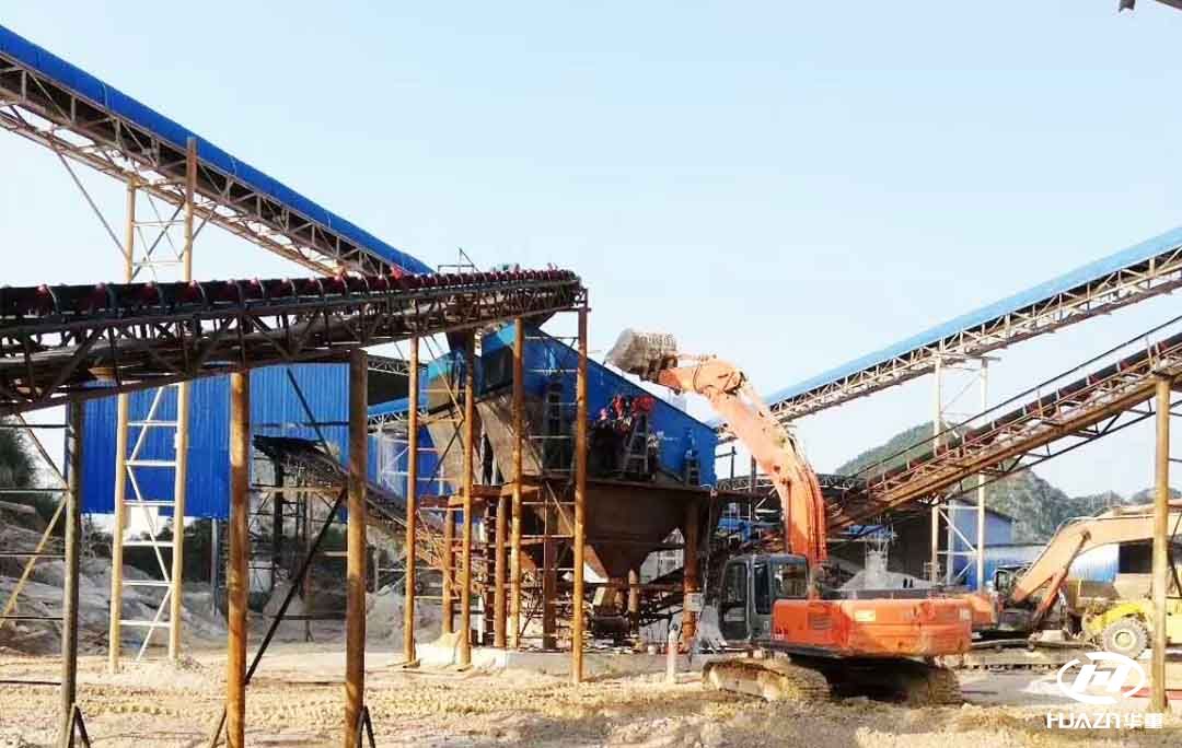 立式復(fù)合破碎機和振動篩在廣西武鳴投產(chǎn)