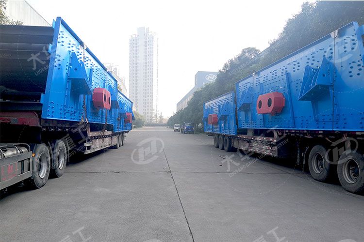 大型振動篩發貨啦！投身時產2000噸的石灰石生產線中