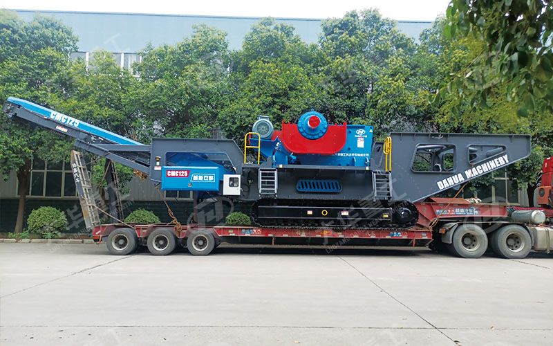 大華重工履帶移動顎式破碎站順利發往現場